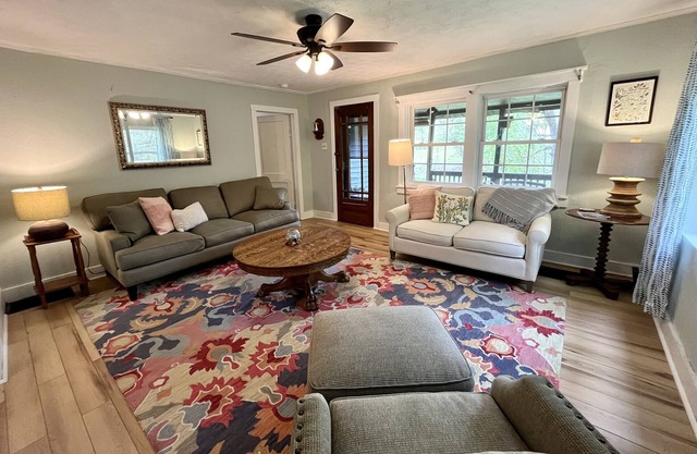 NRG, Peaceful cabin on 4 acres! 7 min to the bridge & 15 min to Hawks Nest Park