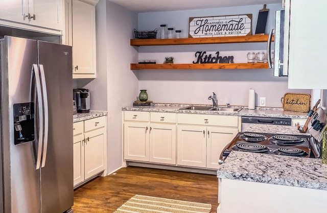 NRH Retreat in the Heart of it All! Sleeps 8!