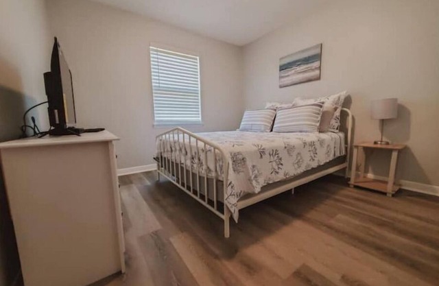 Spacious 2Bed 1 Bath Unit Near OWA and Beach
