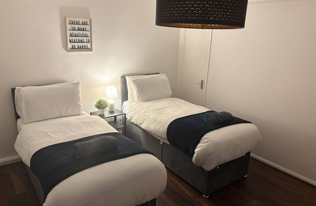 Spacious appt|4 beds|sleeps 5| Free parking| close to city| Netflix