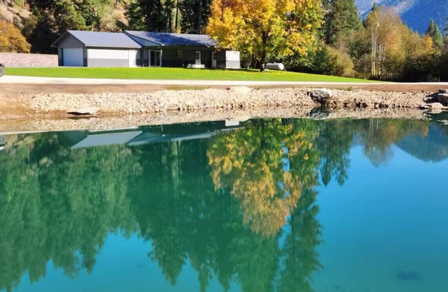 Streamside Reflections-Quiet Home-Private Pond- Superior, MT