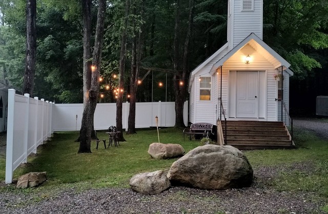 Tiny Chapel: A Romantic & Tranquil Retreat for Getaways & Lasting Memories.
