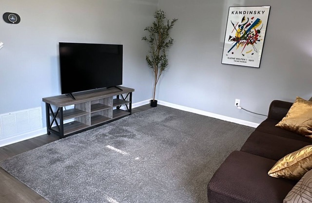 Cozy, Fresh, Modern Townhouse