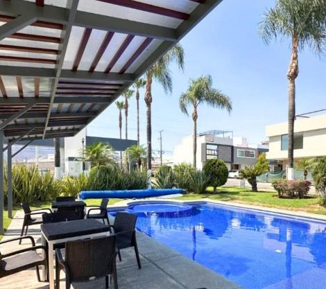 Nueva Galicia residencial, es una propiedad completa al sur de la ciudad que te ofrece modernidad, espacio, tranquilidad, cuenta con 4 recamaras 3 baños completos y 2 cajones de estacionamiento privados
