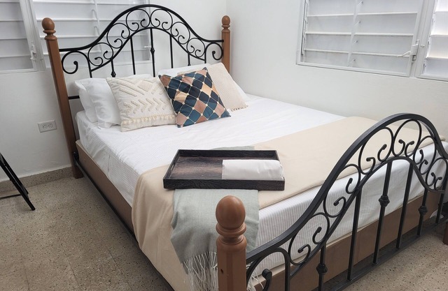 Nueva Villa @12 guests w/rooftop & Wi-Fi