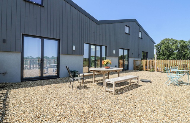 NUMBER 2 THE BARN HOUSE, pet friendly, with a garden in Woodham