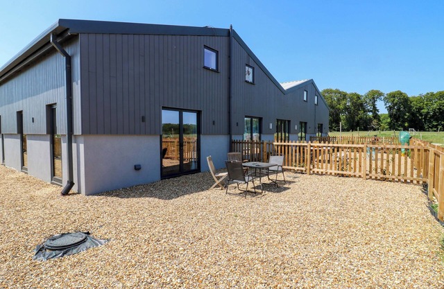 NUMBER 3 THE BARN HOUSE, pet friendly, with a garden in Woodham