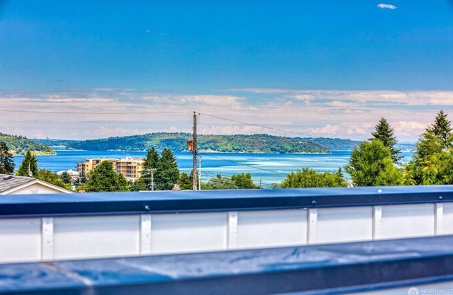 Puget Sound View - 3 Bed 3 Bath New Build - Rooftop Deck - EV Charger- House#2