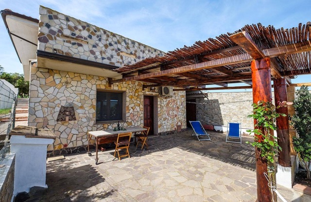 Ferienwohnung Nuraghe auf Olivenhain am Stadtrand, barrierefrei, WLAN,