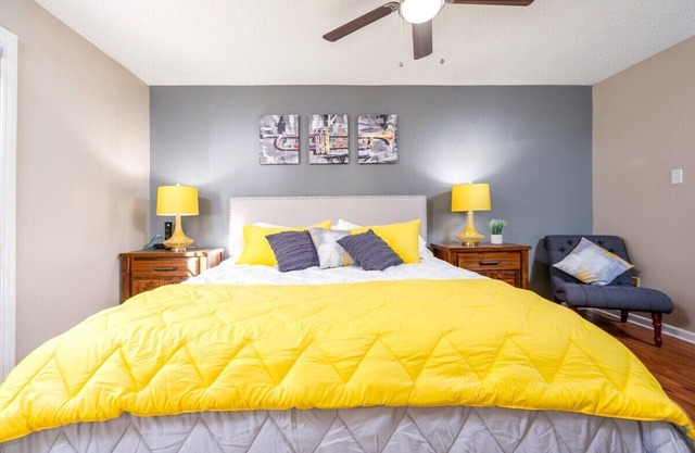 1mi to Med Centers | Kind Bed | 55"TV | PetsOK