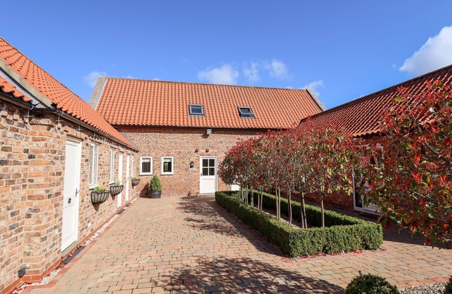 NURSERY COTTAGE, pet friendly, with a garden in North Somercotes