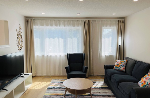 NW, Carriage home Close to U of C & Hospitals