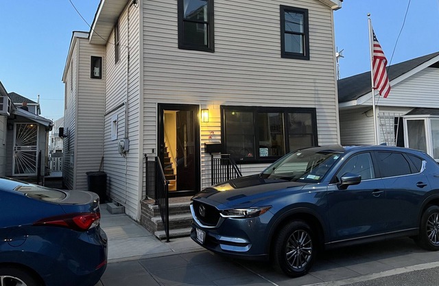 NYC, Rockaway Beach; on water! Large deck, kayaks; spacious sunny home.
