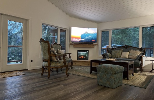 nYour Ultimate Escape Villa for Unforgettable- Reunions, Snowmobiling & Hunting!