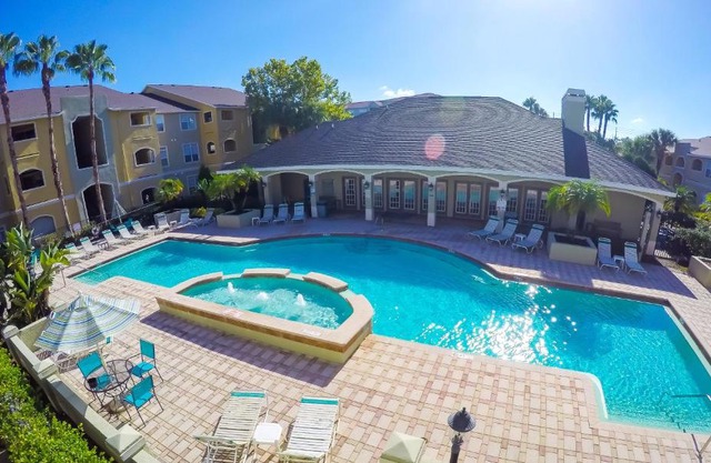 o CHARMING CONDO MINUTES FROM GORGEOUS CLEARWATER BEACHES o