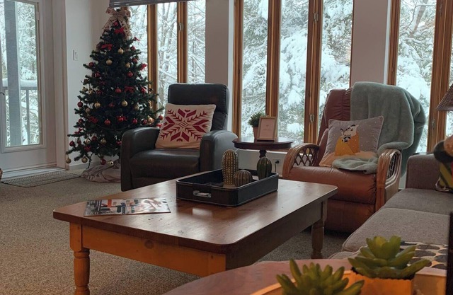 O'Tremblant-Nature with Fireplace/Plein air avec foyer