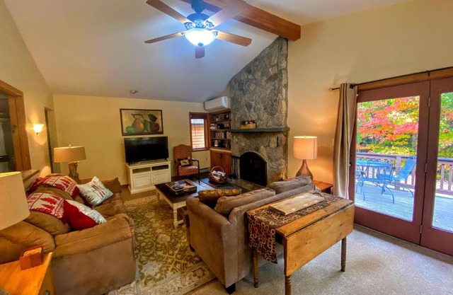 O1 Slopeside Bretton Woods cottage with AC large patio and private yard Walk to slopes