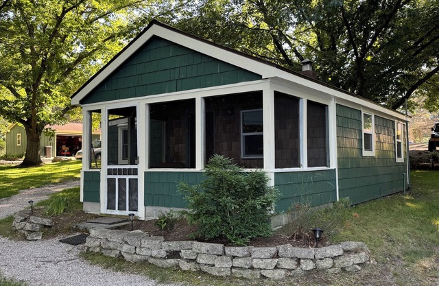OAK COTTAGE - Lakefront on Thayer Lake in Alden, MI with WiFi, AC