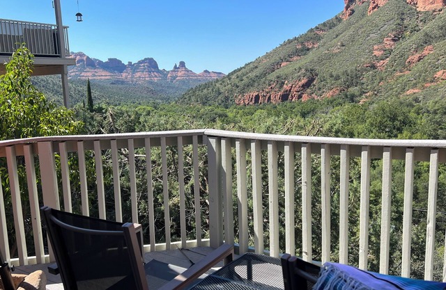 Oak Creek Viewpoint – Rustic-Chic 3 BDR with Incredible Views of Red Rocks!