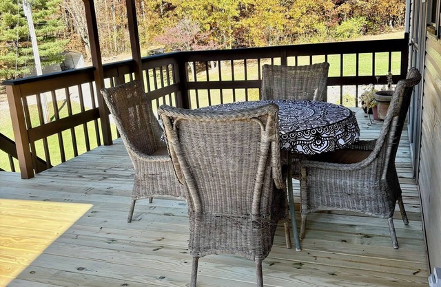 Oak Haven Retreat: Tranquil Stay w/King Bed