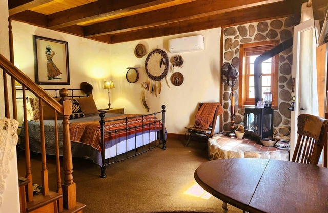 Oak Hill Inn, a cozy botique hotel only a 5min stroll to the heart of Julian!