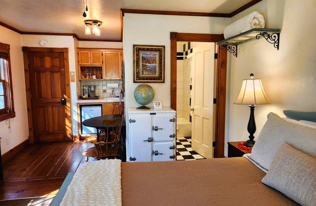Oak Hill Inn, a cozy botique hotel only a 5min stroll to the heart of Julian!!