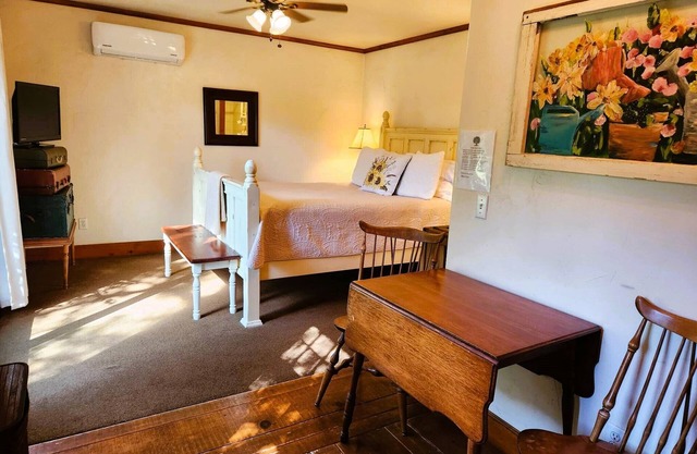 Oak Hill Inn, cozy boutique hotel only a 5min stroll to the heart of Julian!!