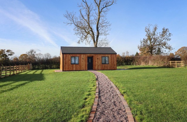 OAK LODGE, pet friendly, with a garden in Etwall