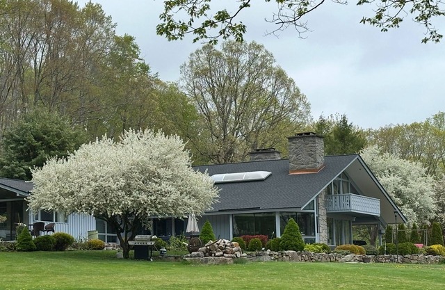 Oak Manor, a luxurious property on 6,6 acres.