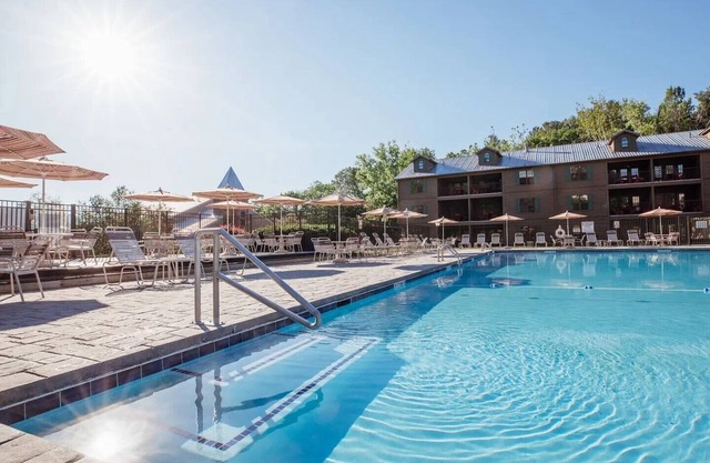 Oak n' Spruce Resort in the Berkshires. Charming 2-bedroom in quaint Lee