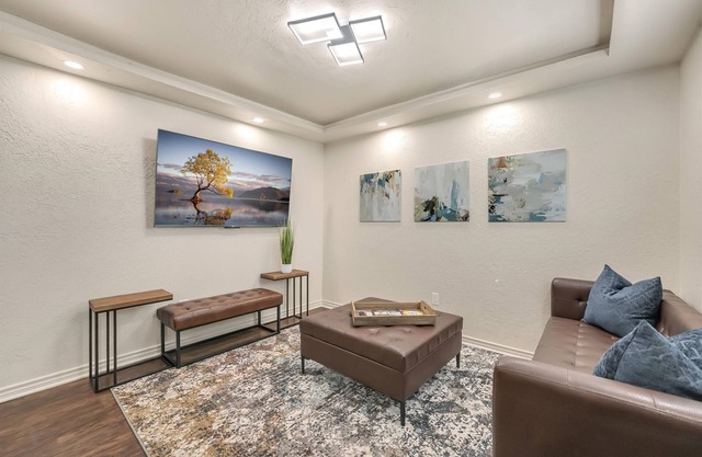 Oak's Beautiful Contemporary Suite #08