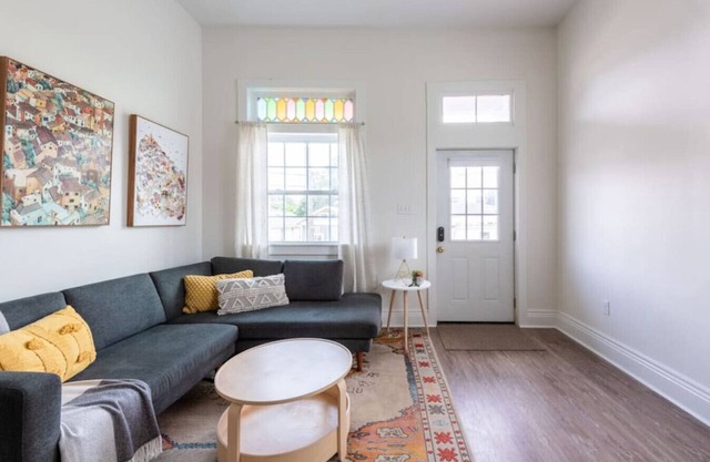 Oak St Corridor | 4 Blocks to Streetcar, Parking