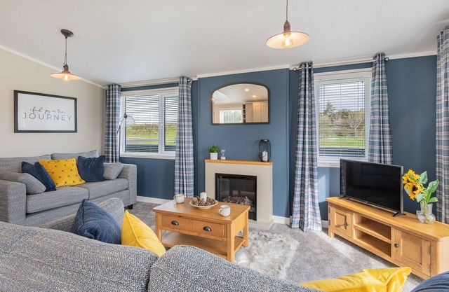 OAK TREE LODGE - timber holiday lodge that sleeps 4 guests in 2 bedrooms