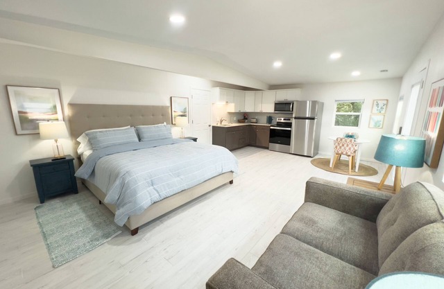 Oak Tree Oasis Guesthouse w/ Private Heated Pool