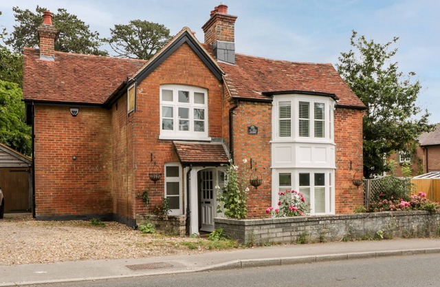 OAKAPPLE COTTAGE, pet friendly, luxury holiday cottage in Lyndhurst
