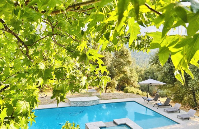 Oakhurst mountain oasis near Yosemite and bass lake. Large pool and hot tub.
