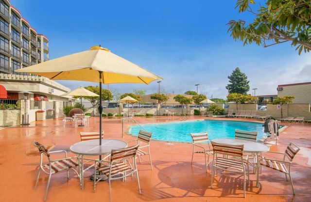 Oakland Airport Executive Hotel