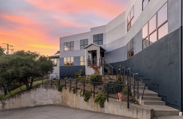 Oakland Hills Home: Artistic, Spacious, with Views, Home Office, and Gym