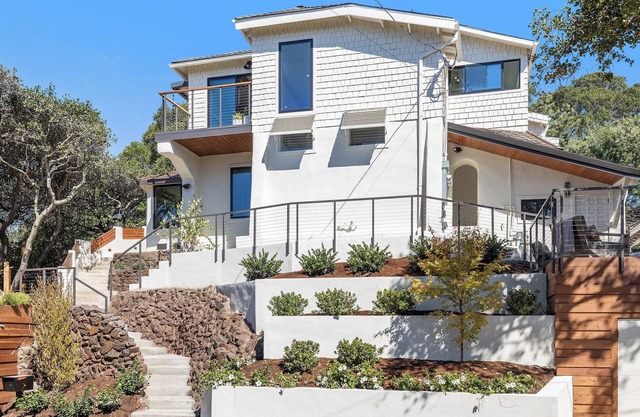 Oakland/Piedmont Hills. Private Hilltop Home with Sweeping Views Near Everything
