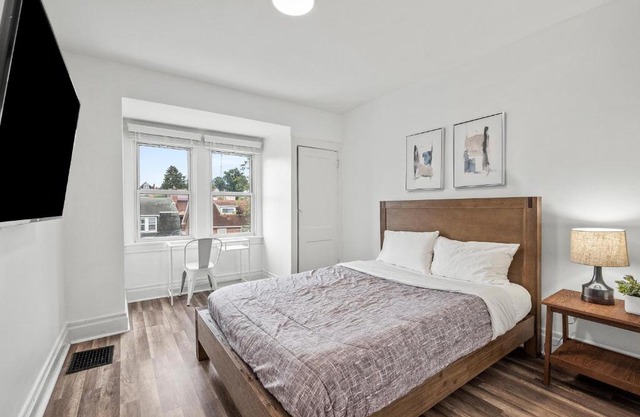 Oakland/University @H Bright and Stylish Private Bedroom with Shared Bathroom