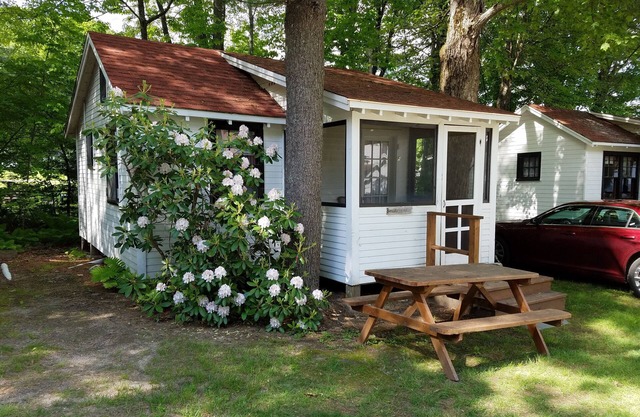 Oakleaf Cottage-Private Beach-Pets Welcome - Round Table Lodge, Sebago, Maine