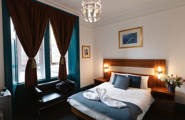 Oakshaw Guesthouse - Cozy Double Room in a Central Location. Room 1