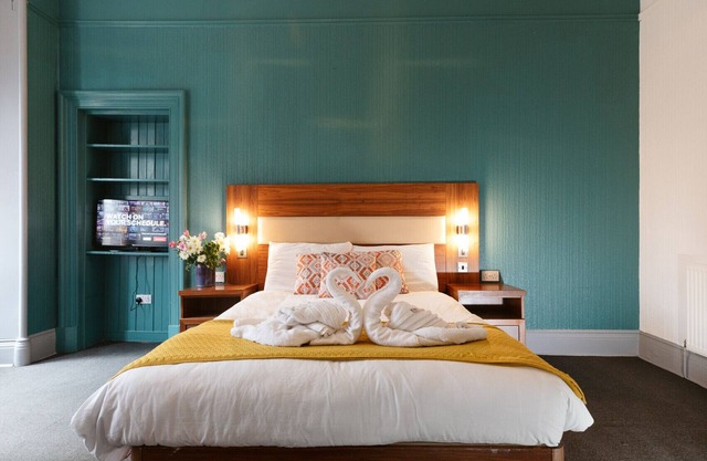 Oakshaw Guesthouse - Cozy Double Room in a Central Location. Room 3