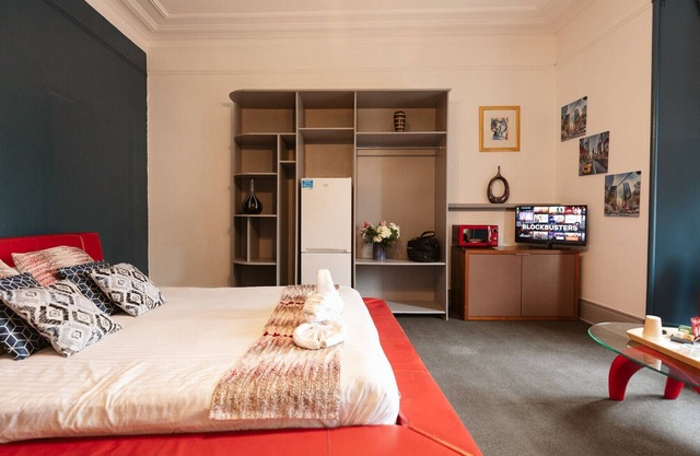 Oakshaw Guesthouse - Cozy Double Room in a Central Location. Room 2