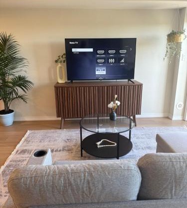 Oakville 2BR Central, Comfy & Close to Everything