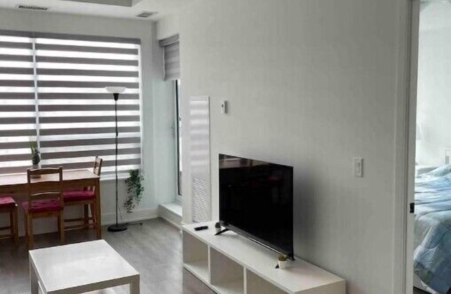 Oakville condo 1 bedroom + Den