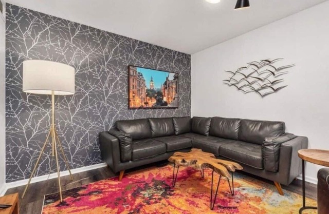 Oakwell Townhome - King Bed Suite minutes from Texas A&M