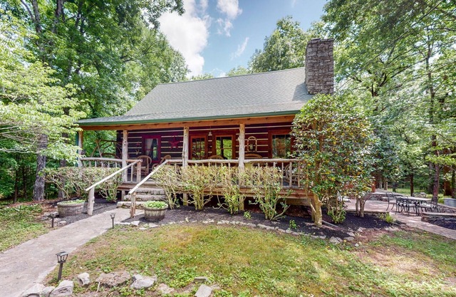 Oakwood Hideaway! Cozy Log Cabin on 18 acres in the Heart Of Mt. Juliet