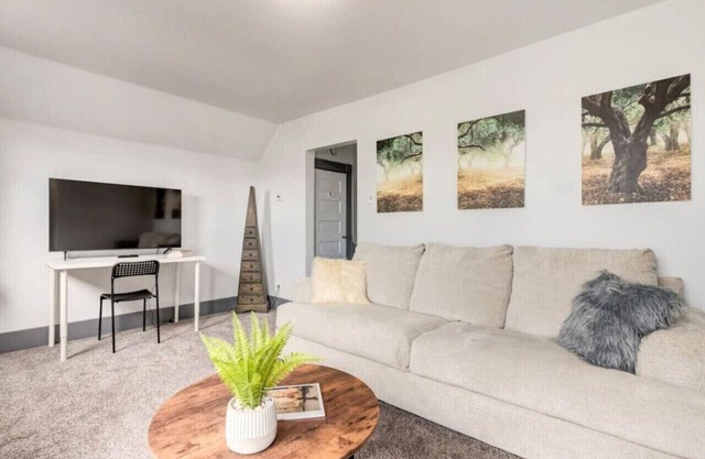 "Oakwoods" 1BR Suite in Bankview