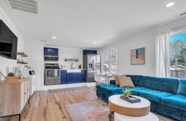 ~Oasis 1BR+Pool, Firepit, Fenced YRD& Full Kitchen
